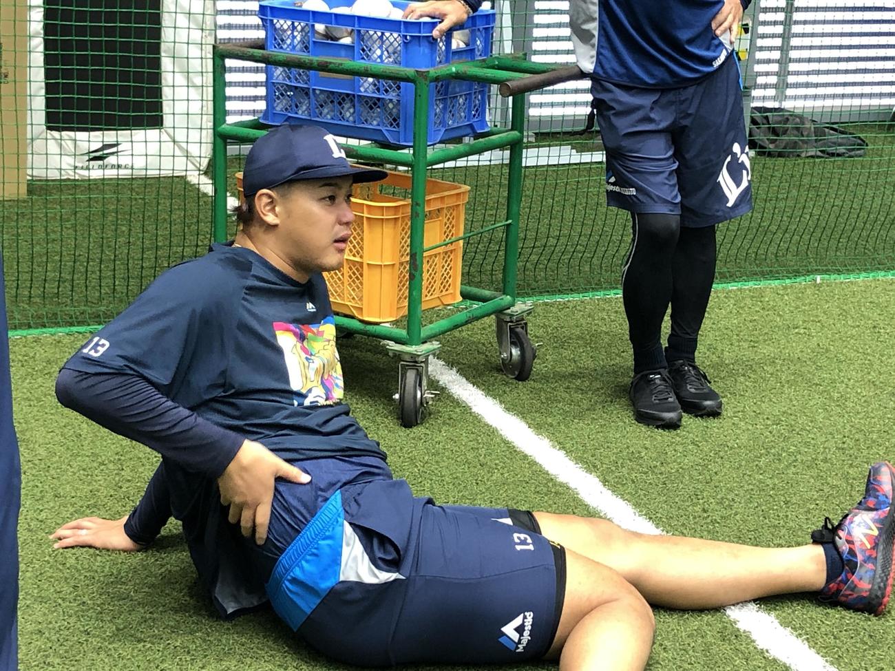 投手練習でストレッチする西武高橋（球団提供）