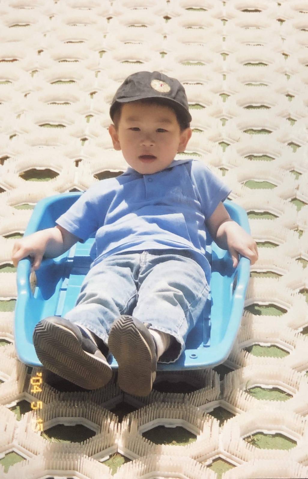 公園でボードに乗り遊ぶ3歳時の及川（家族提供）