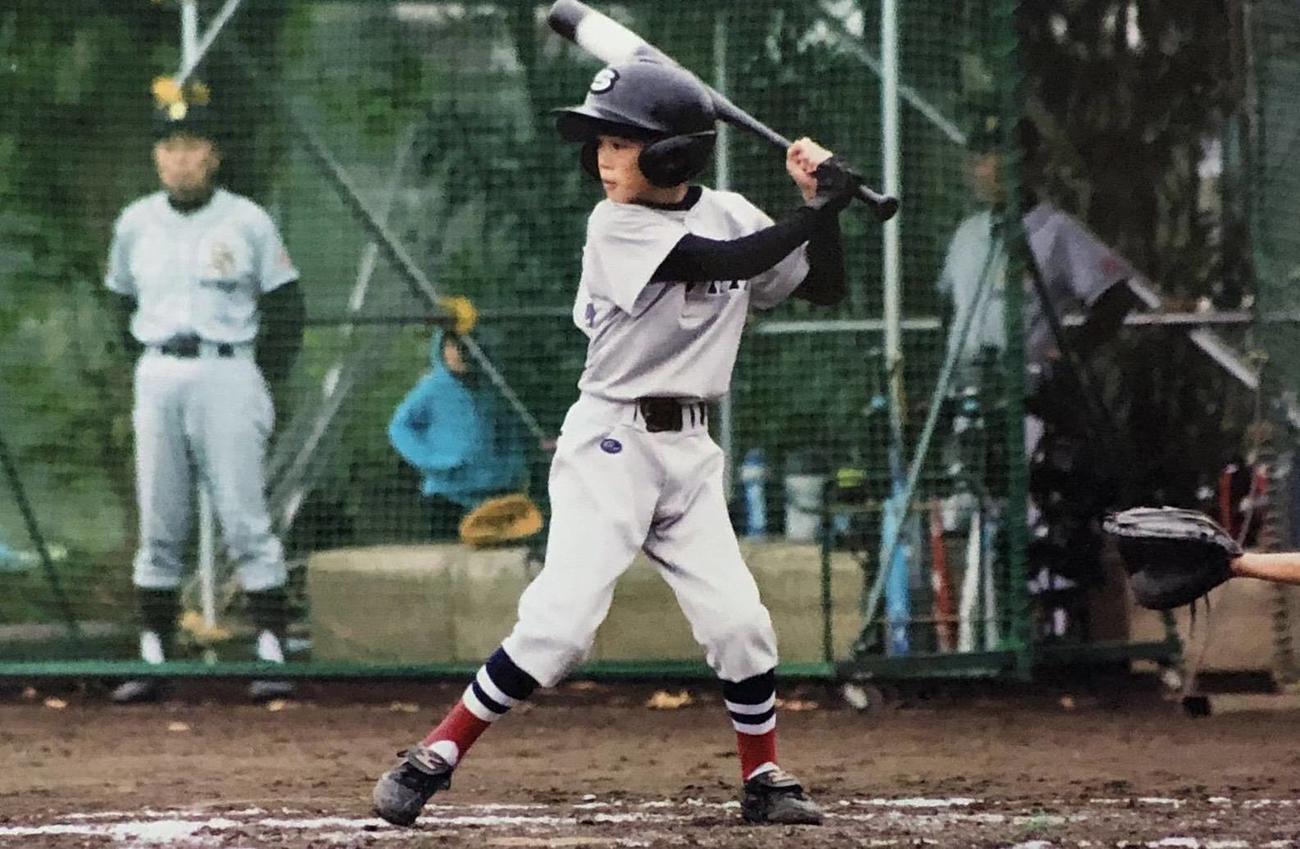 小学生時、須賀スポーツ少年団でプレーする及川（家族提供）