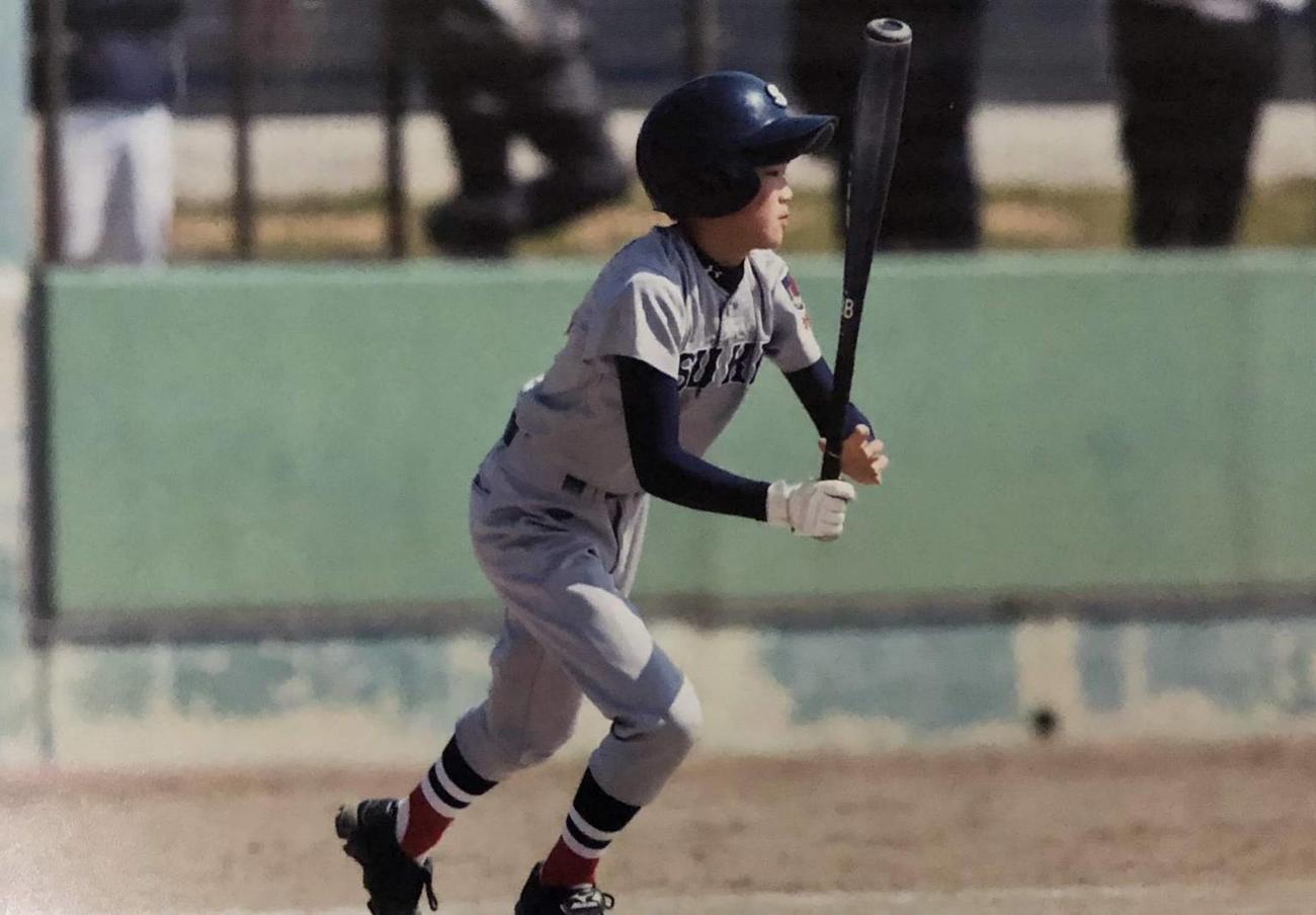 小学生時、須賀スポーツ少年団でプレーする及川（家族提供）