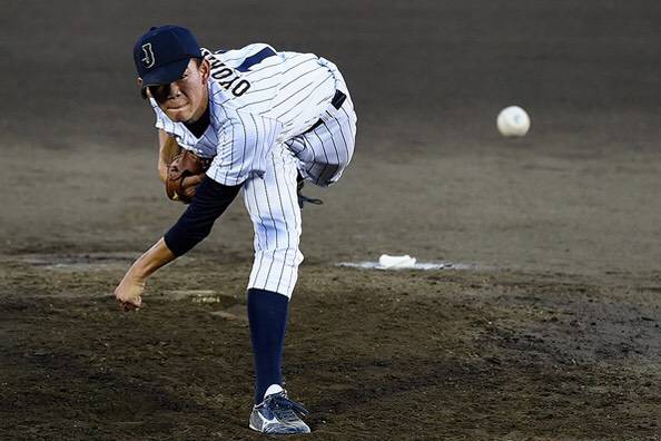 中学3年時、U15日本代表で力強い投球を見せる及川（家族提供）