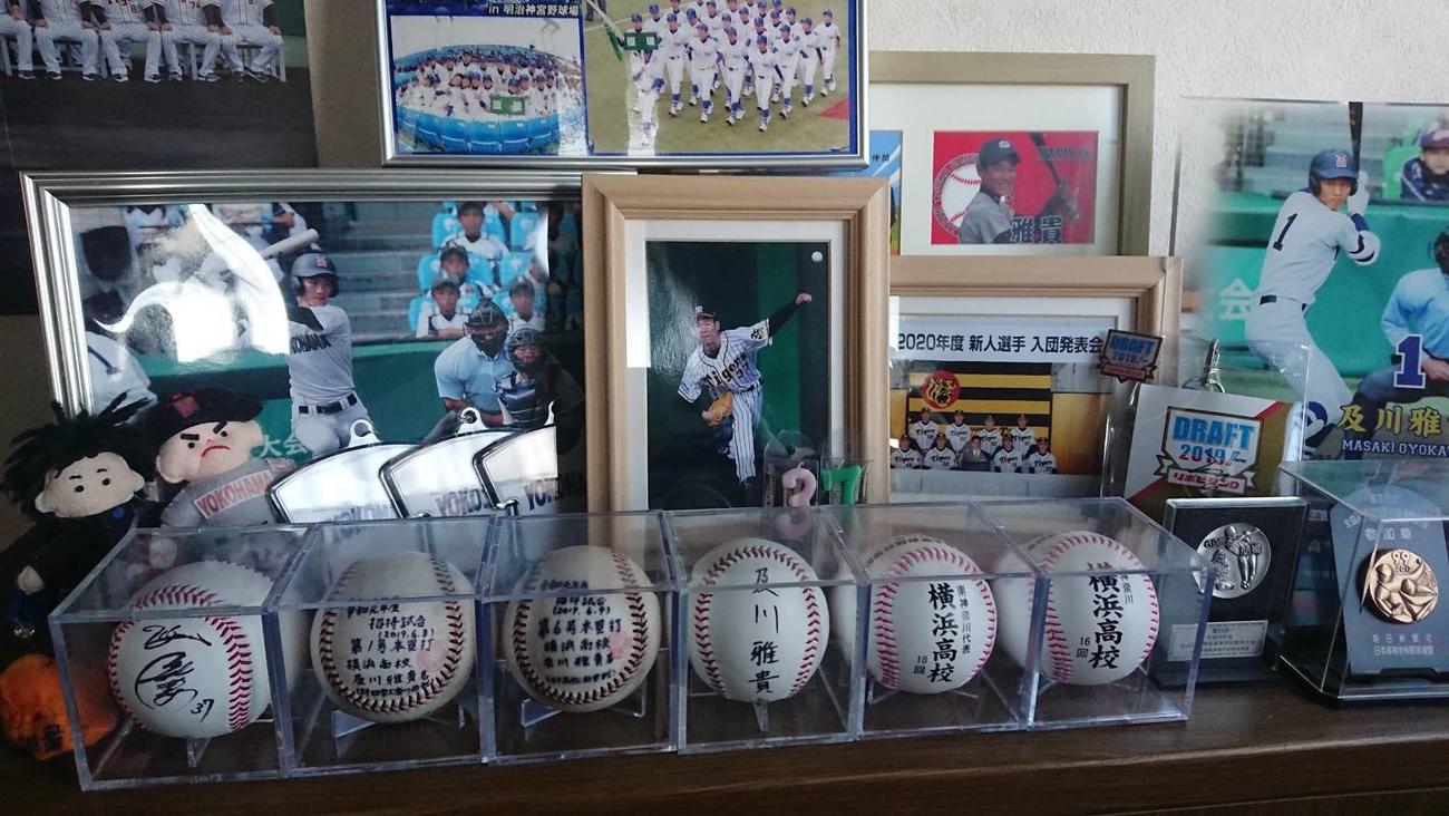 阪神及川の千葉県匝瑳市の実家に並べられた記念球と思い出の写真（家族提供）