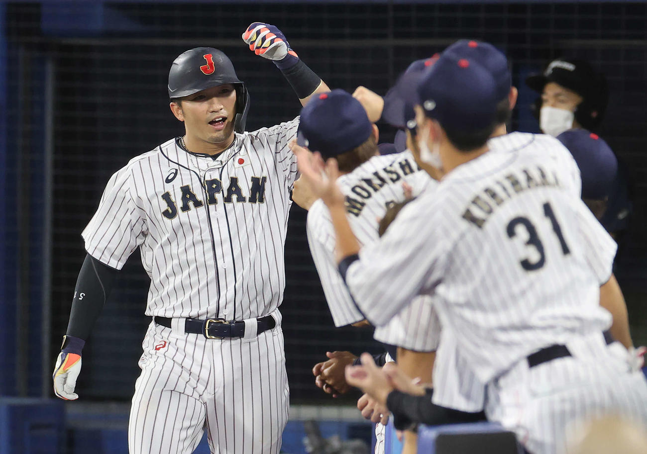 2020年東京五輪　野球準々決勝　日本対米国　5回裏日本無死、本塁打を放ちベンチに迎えられる鈴木（撮影・河野匠）