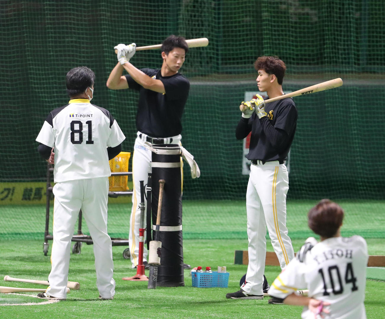 打撃練習前、工藤公康監督からアドバスを受ける三森大貴（右）（撮影・梅根麻紀）