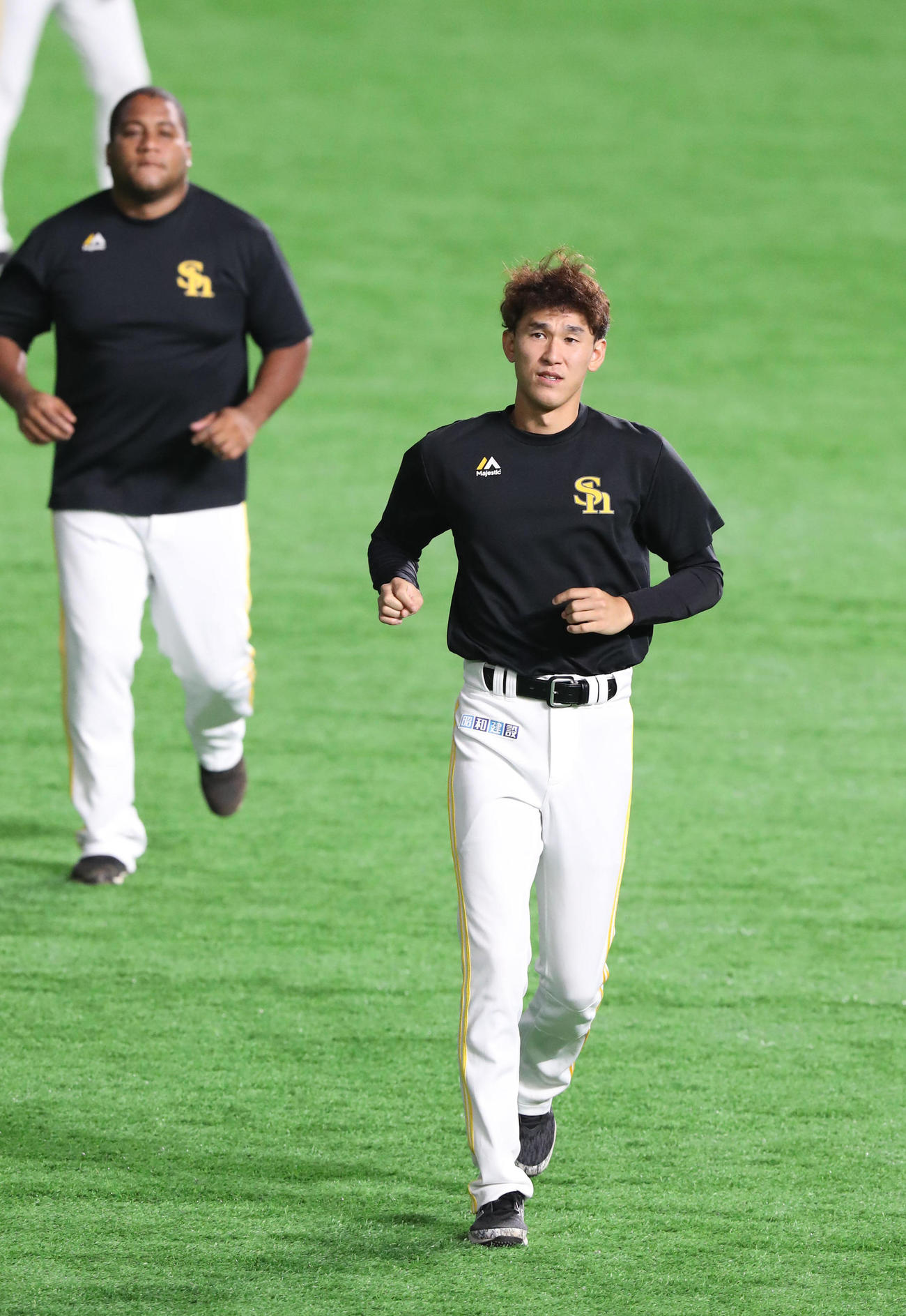 軽めのランニングで体をほぐす三森大貴（撮影・梅根麻紀）