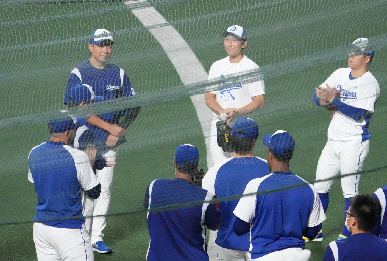 21年8月10日、試合前練習に参加しナインに話をする大野雄（後方左）