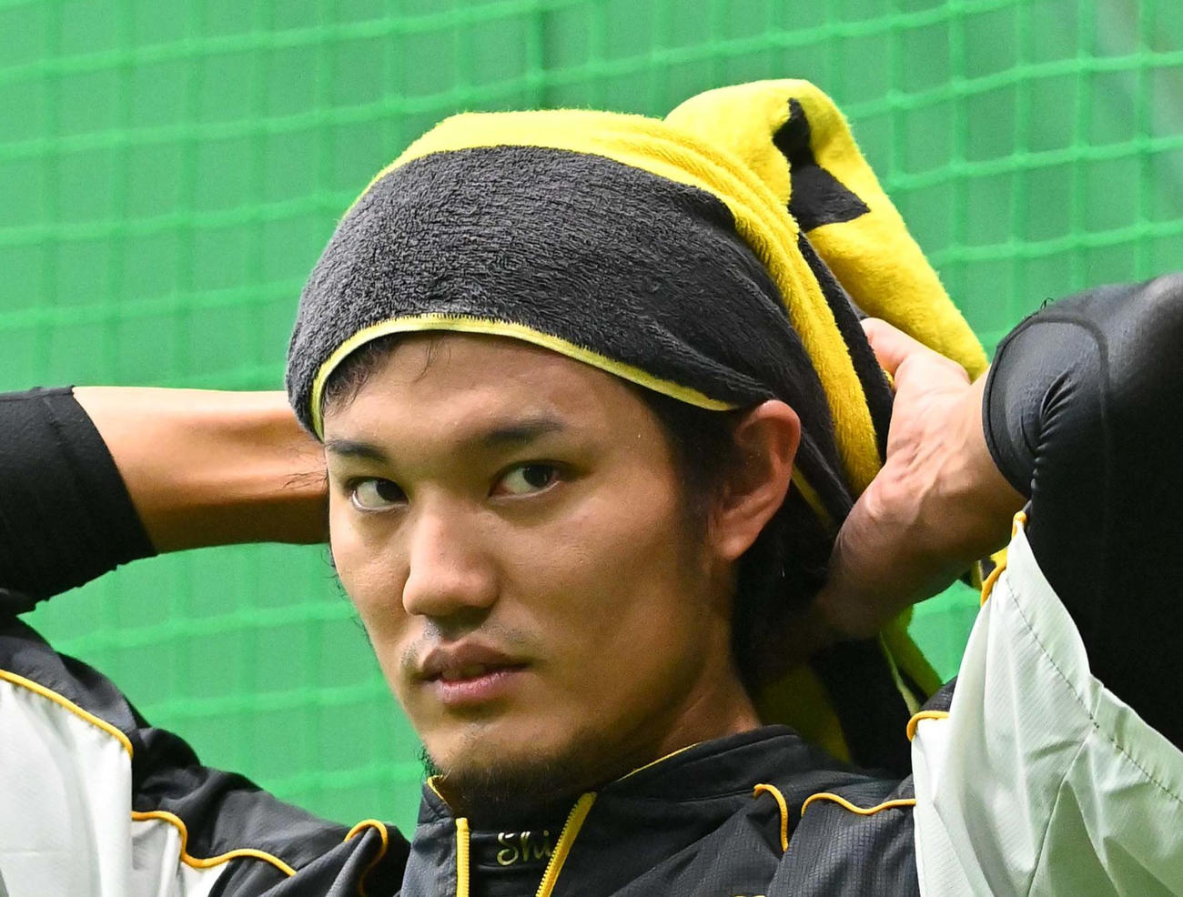 21年8月16日　練習中、タオルを頭に巻き付けた藤浪晋太郎は、あご髭と鋭い視線でジャック・スパローに変身する（撮影・上田博志）