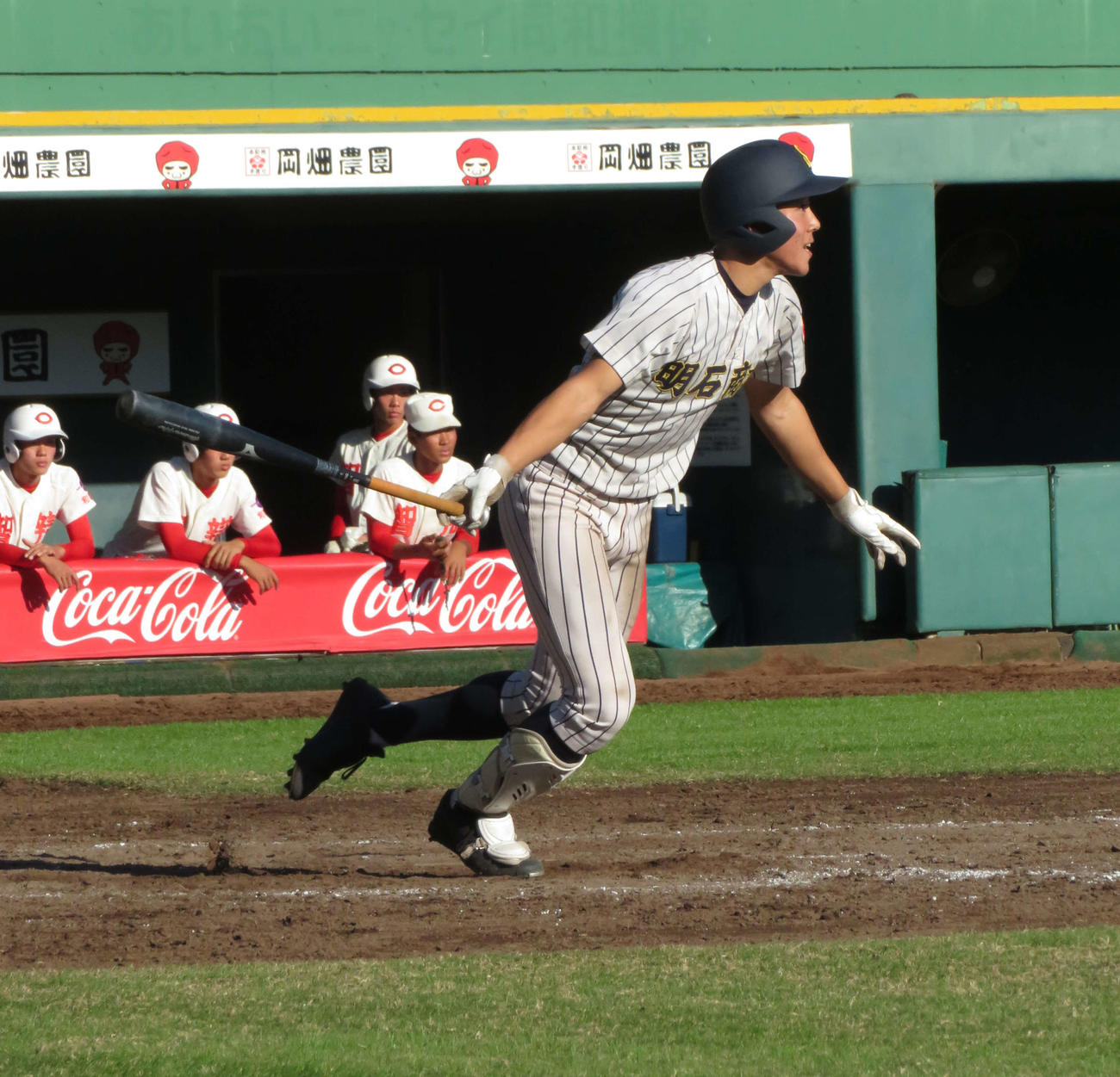 2018年11月3日 明石商対智弁和歌山 コールド勝ちを決める2点適時三塁打を放つ明石商・来田涼斗