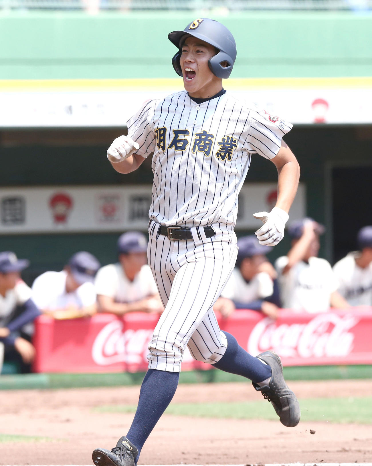 2018年7月27日 明石商対姫路工　1回表、先制生還し喜ぶ二塁走者の明石商・来田涼斗