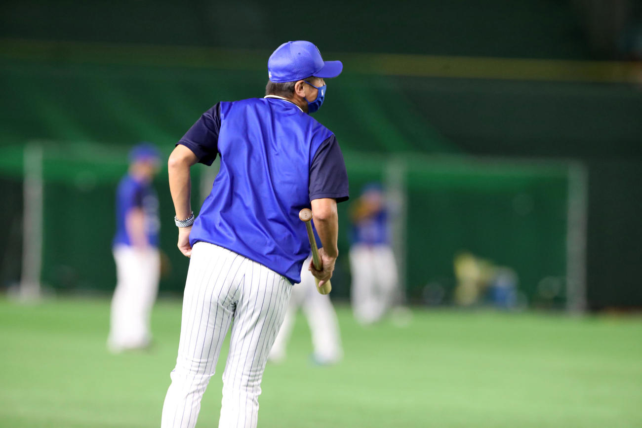 DeNA対阪神　ノック中のボールが三浦監督の足に当たり苦悶の表情（撮影・加藤哉）