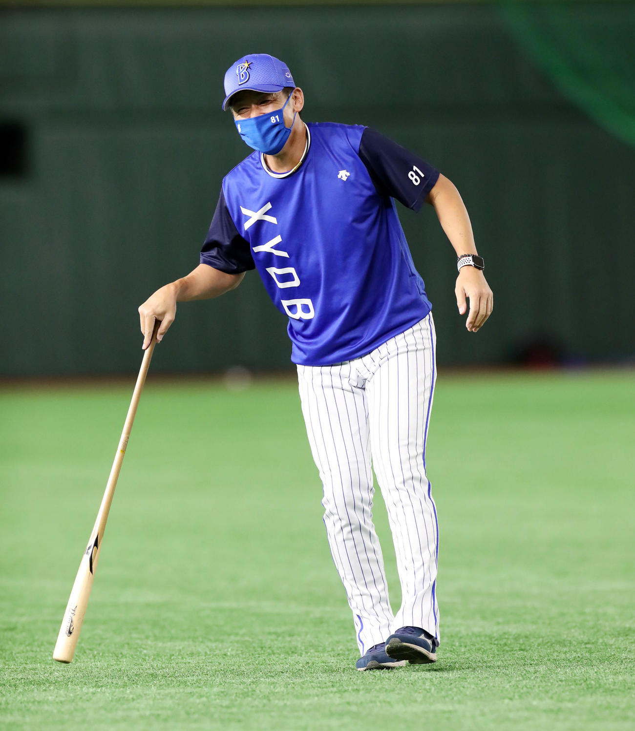 DeNA対阪神　ノック中のボールが三浦監督の足に当たり苦悶の表情（撮影・加藤哉）
