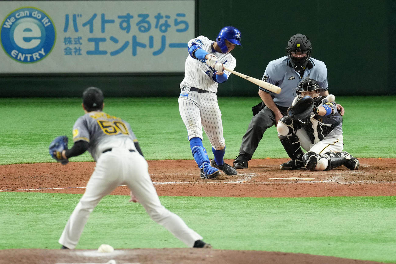 DeNA対阪神　5回裏DeNA1死、遊内野安打を放つ森（撮影・横山健太）