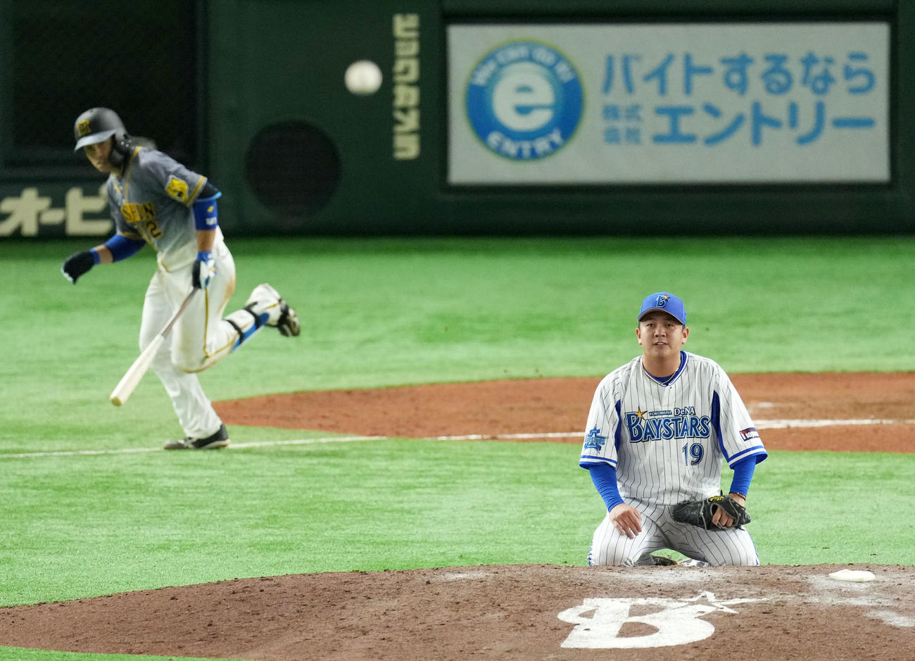 DeNA対阪神　8回表阪神1死三塁、梅野に中前適時打を浴び肩を落とす山崎（撮影・横山健太）