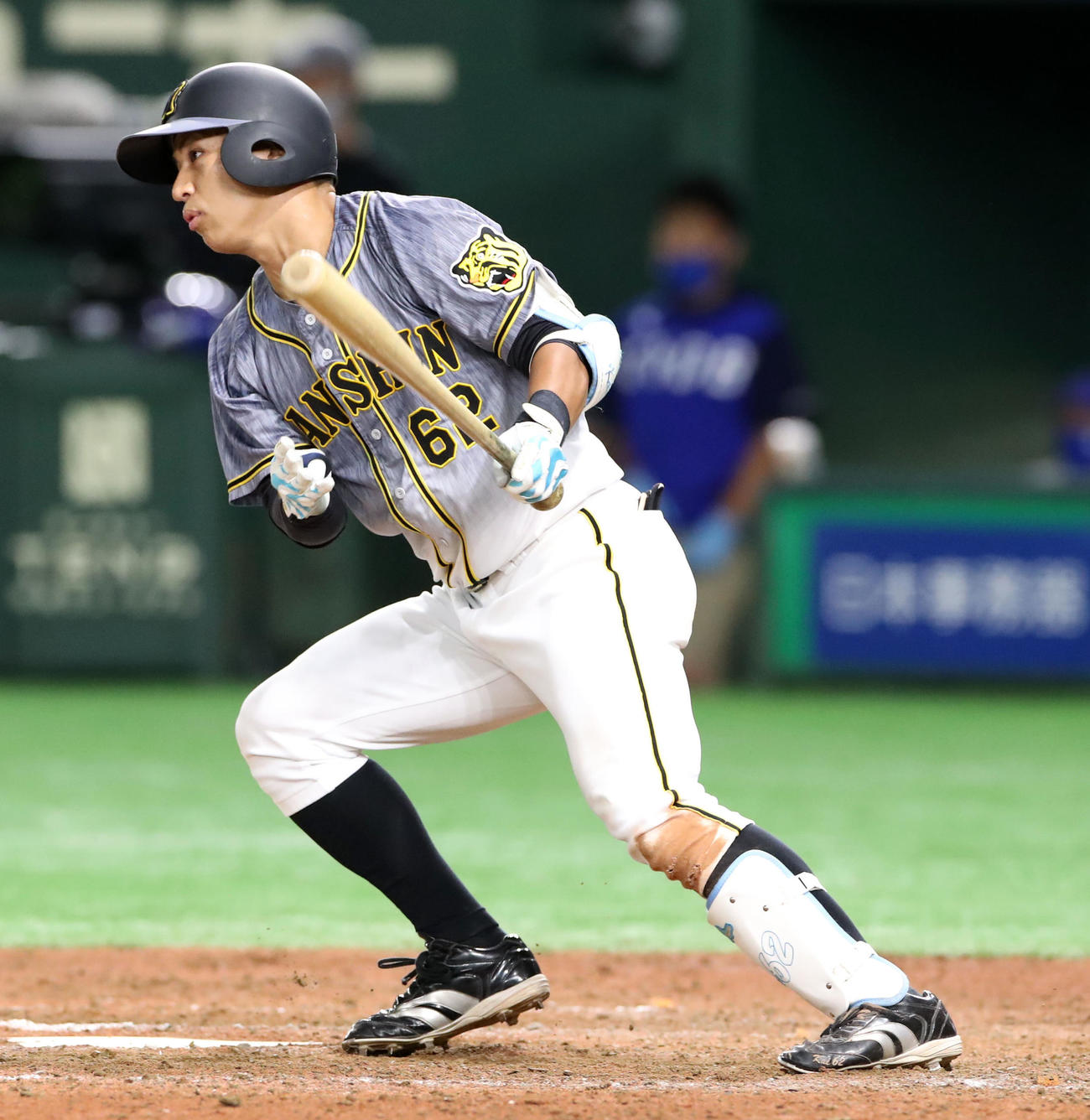 DeNA対阪神　9回表阪神1死、植田は左前打を放つ（撮影・加藤哉）