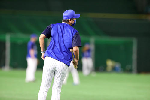 DeNA対阪神　ノック中のボールが三浦監督の足に当たり苦悶の表情（撮影・加藤哉）