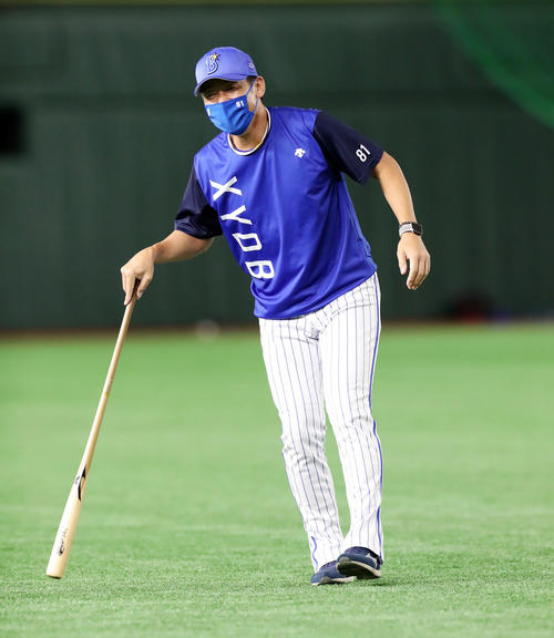 DeNA対阪神　ノック中のボールが三浦監督の足に当たり苦悶の表情（撮影・加藤哉）