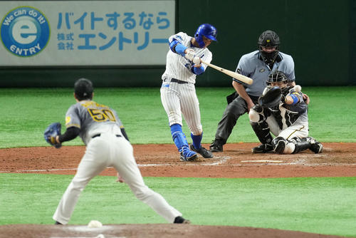 DeNA対阪神　5回裏DeNA1死、遊内野安打を放つ森（撮影・横山健太）