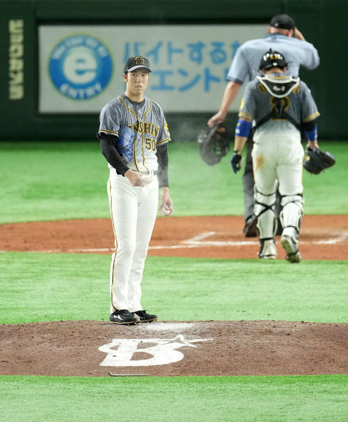 DeNA対阪神　5回裏DeNA1死一、二塁、ロジンを手にスコアを見つめる青柳（撮影・横山健太）