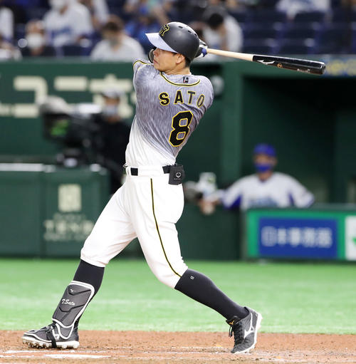 DeNA対阪神　6回表阪神無死、佐藤輝は中越え本塁打を放つ（撮影・加藤哉）