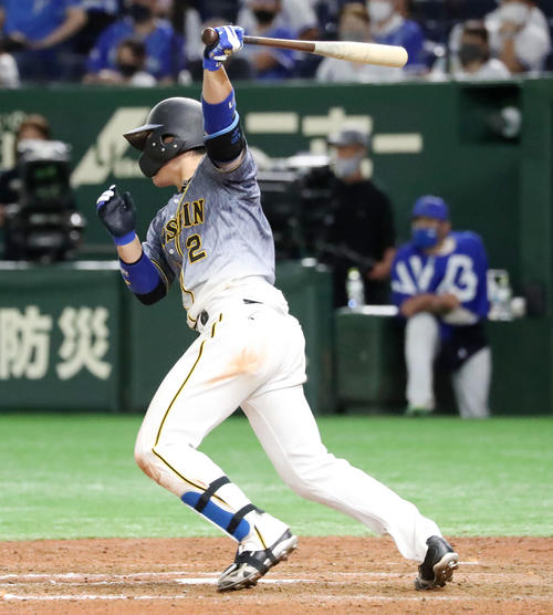 DeNA対阪神　8回表阪神1死三塁、梅野は中前適時打を放つ（撮影・加藤哉）