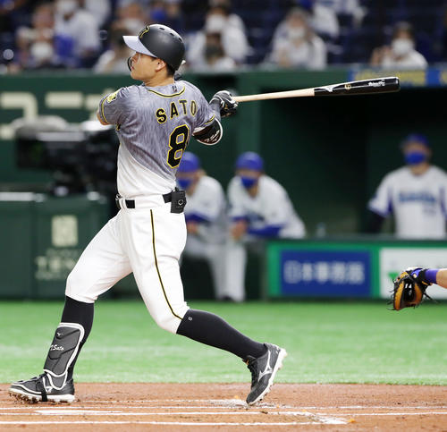 DeNA対阪神　1回表阪神1死満塁、佐藤輝は右翼フェンス直撃の適時打を放つ（撮影・加藤哉）