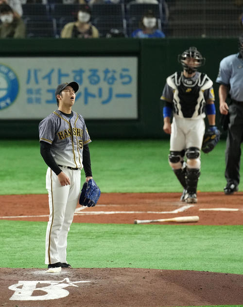 DeNA対阪神　2回裏DeNA無死、オースティンに中前打を浴び悔しげな表情を見せる青柳（撮影・横山健太）