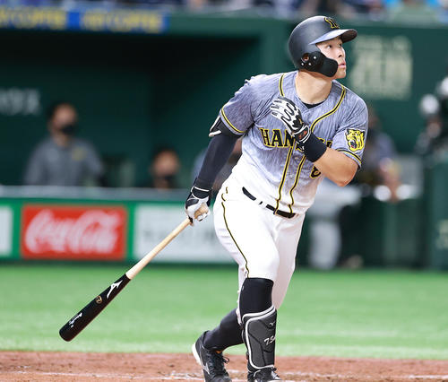 DeNA対阪神　3回表阪神1死、右越えソロ本塁打を放つ佐藤輝（撮影・浅見桂子）