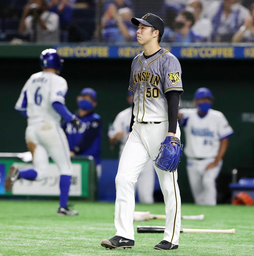 DeNA対阪神　4回裏DeNA無死二塁、青柳は佐野に中前適時打を打たれ失点する（撮影・加藤哉）