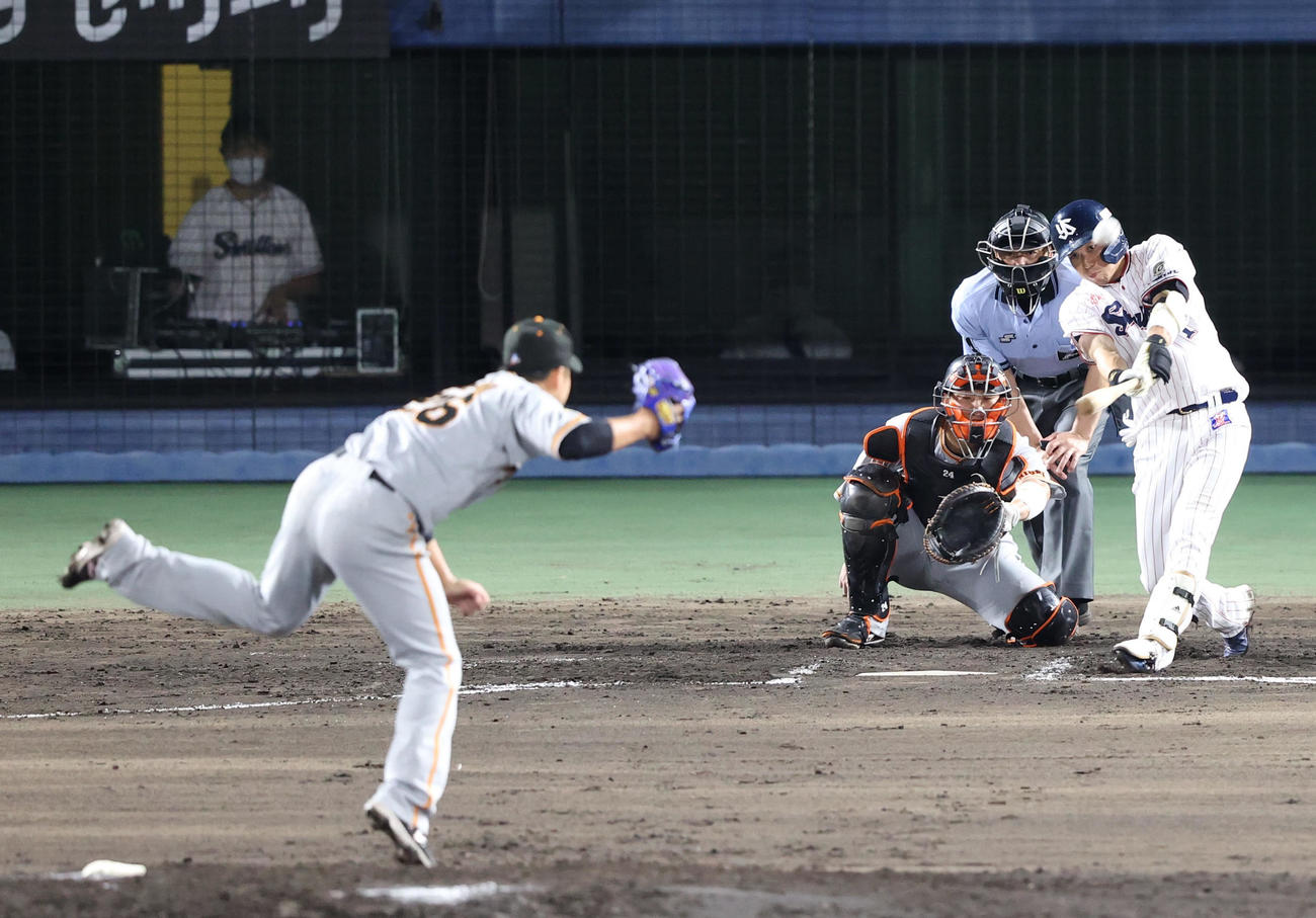 ヤクルト対巨人　6回裏ヤクルト無死、ソロ本塁打を放つ山田。投手今村（撮影・狩俣裕三）