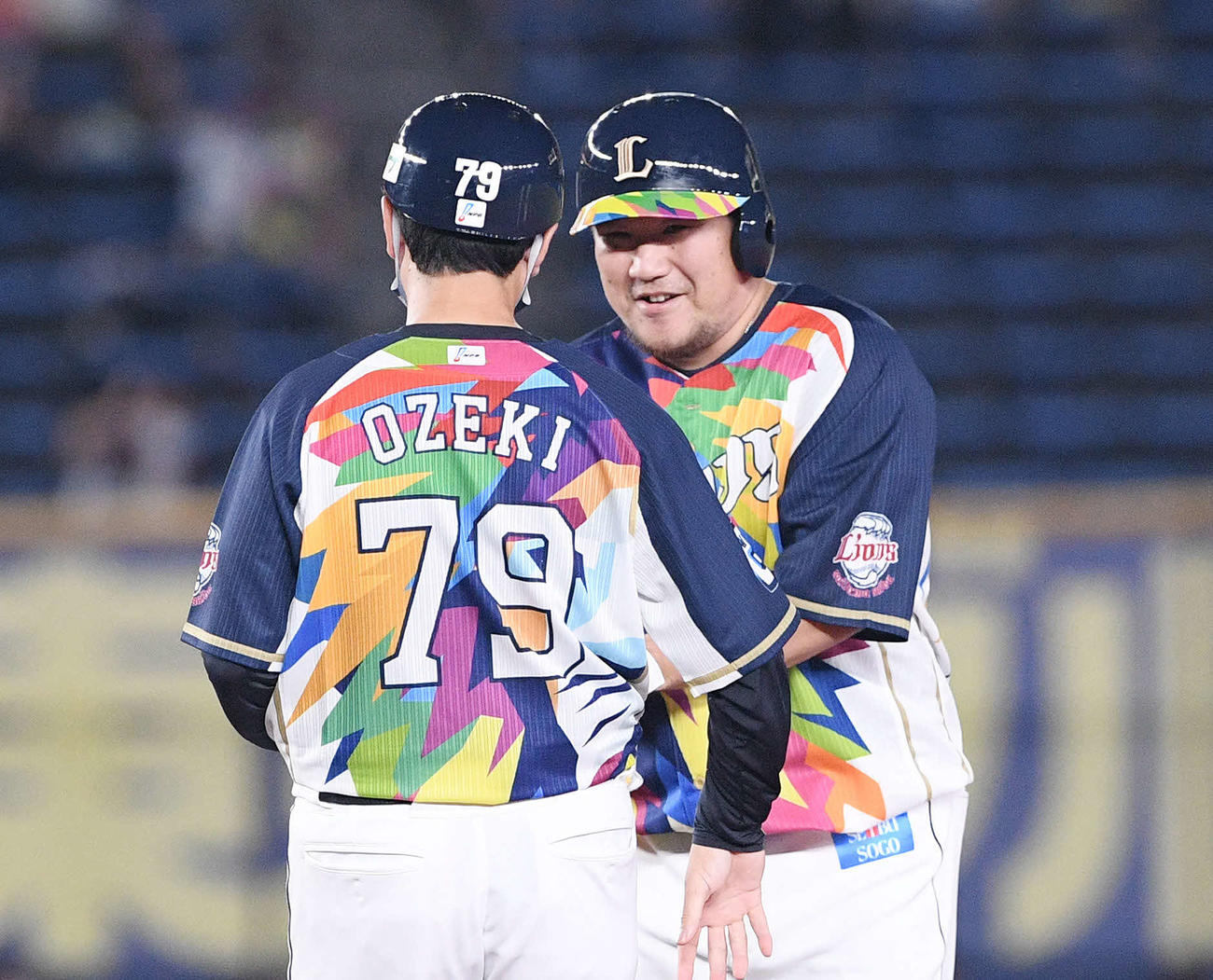 ロッテ対西武　5回表西武無死一、三塁、適時打を放った中村（右）は笑顔を見せる（撮影・滝沢徹郎）
