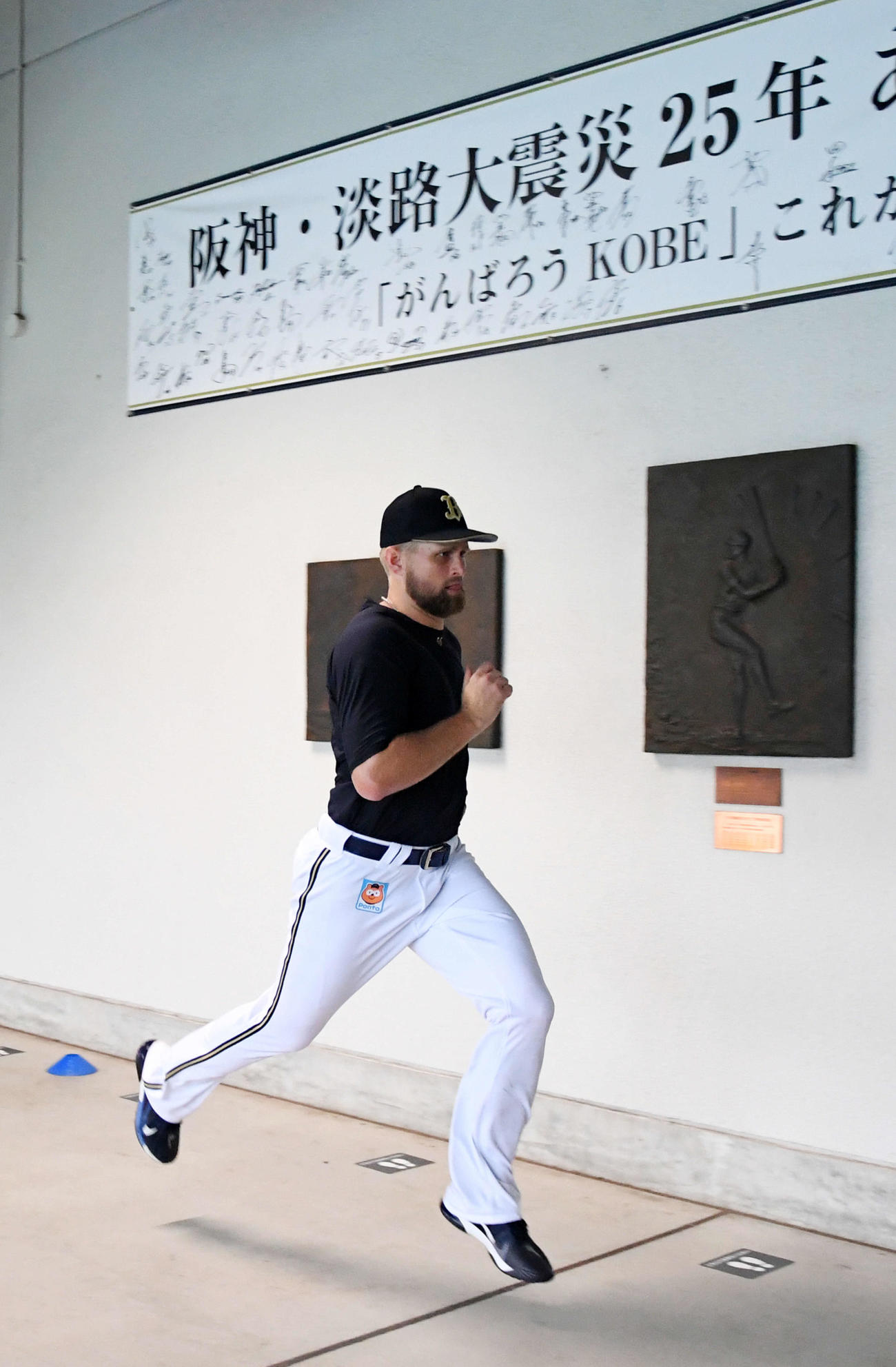 日本ハム戦が中止となりほっともっと神戸のスタンドを走るオリックス・スパークマン（撮影・前岡正明）