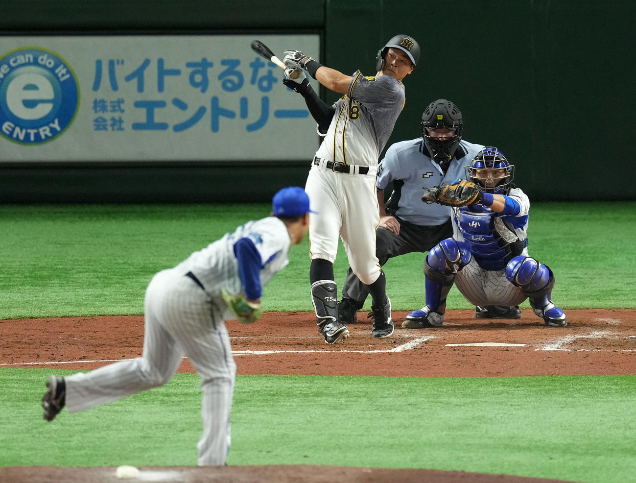 DeNA対阪神　3回表阪神1死、右越え本塁打を放つ佐藤輝（撮影・横山健太）