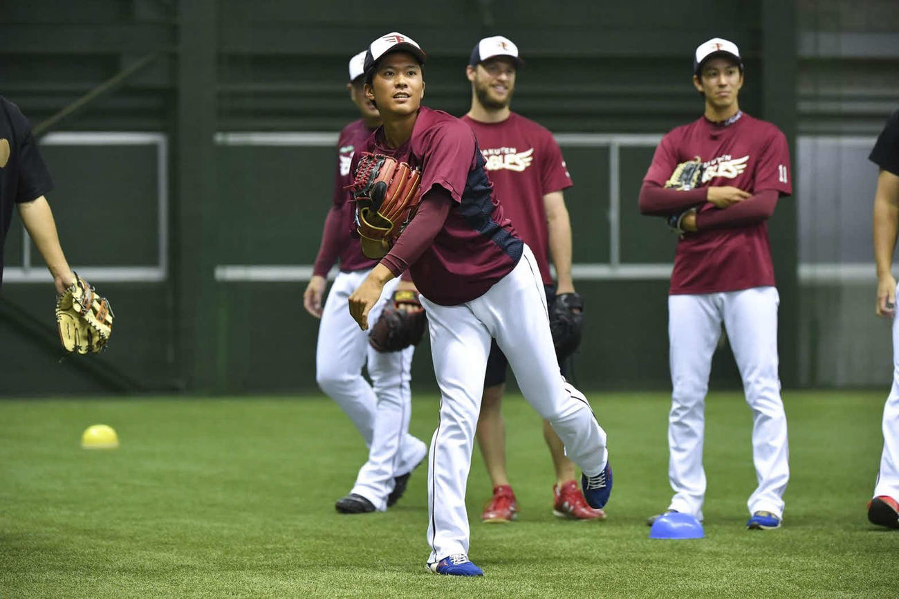 楽天生命パークの室内練習場でノックを受ける楽天早川（球団提供）