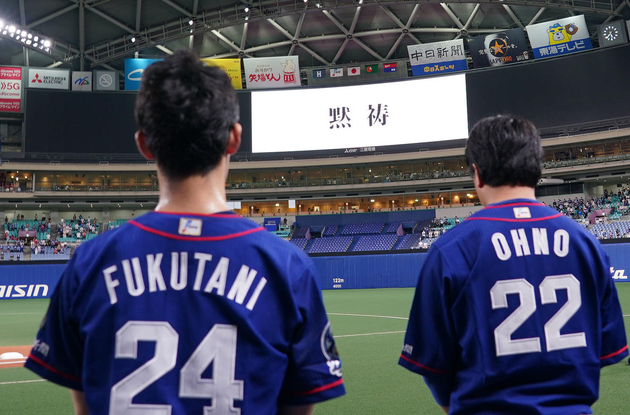 中日対広島　試合前、木下雄介さんを偲び黙祷する大野雄、福谷ら中日ナイン（撮影・森本幸一）