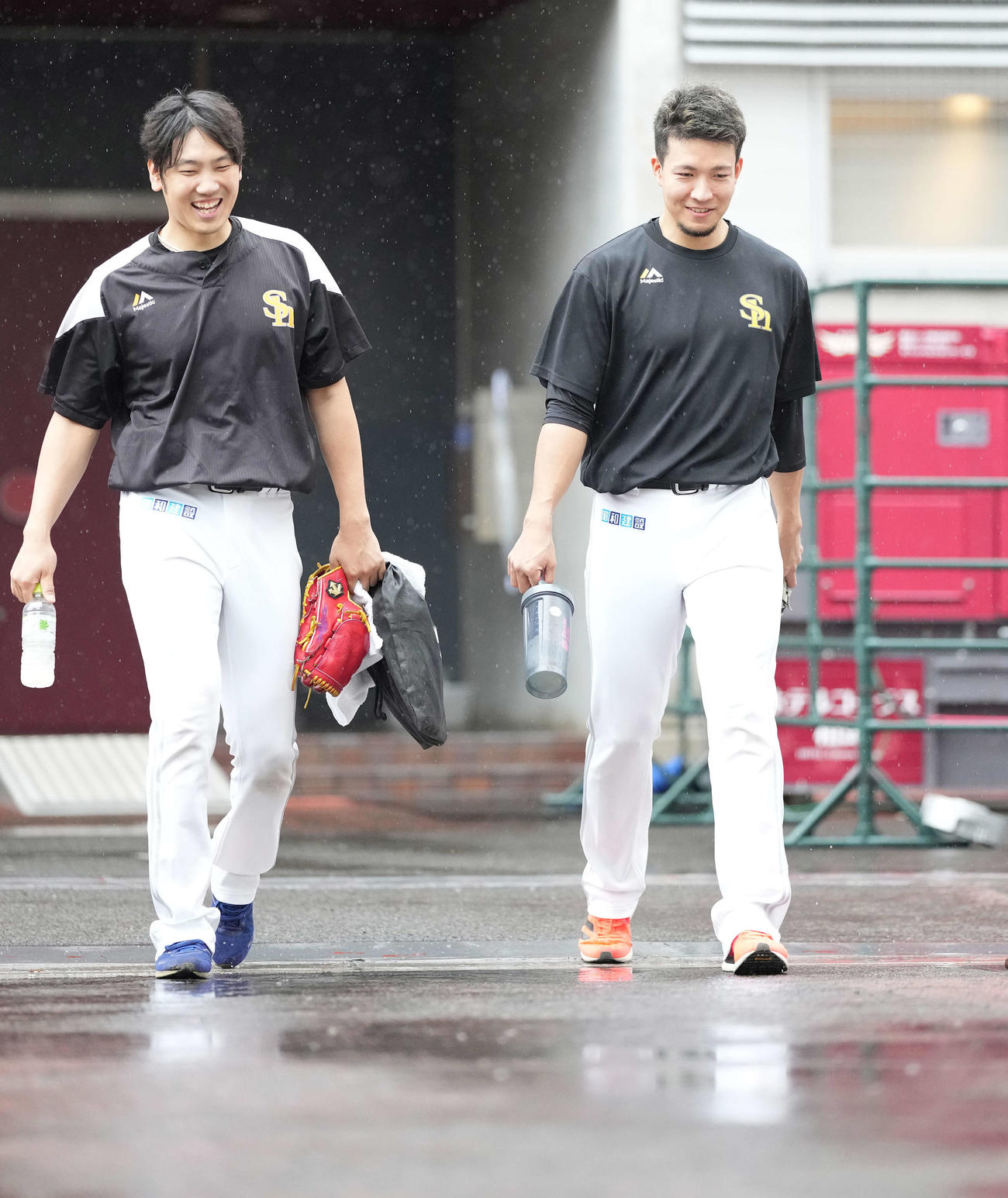 練習を終え笑顔で引き揚げるソフトバンク千賀（右）と石川（撮影・鈴木みどり）