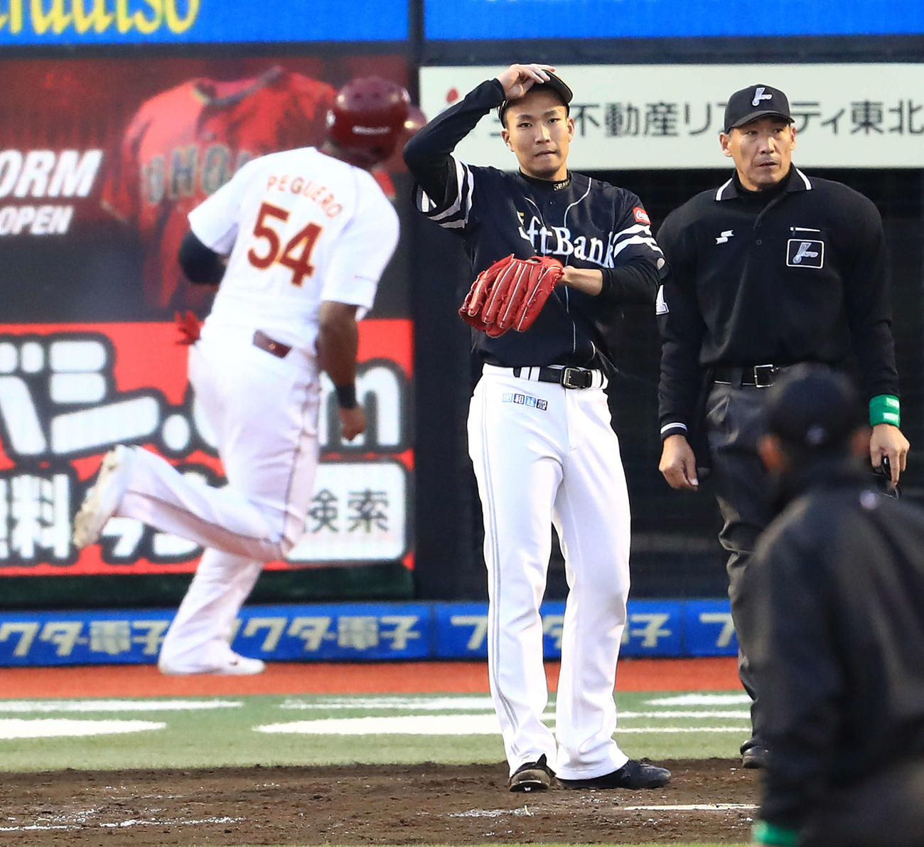 2017年4月　楽天対ソフトバンク　ソフトバンク千賀滉大（中央）は暴投で7失点目を喫する