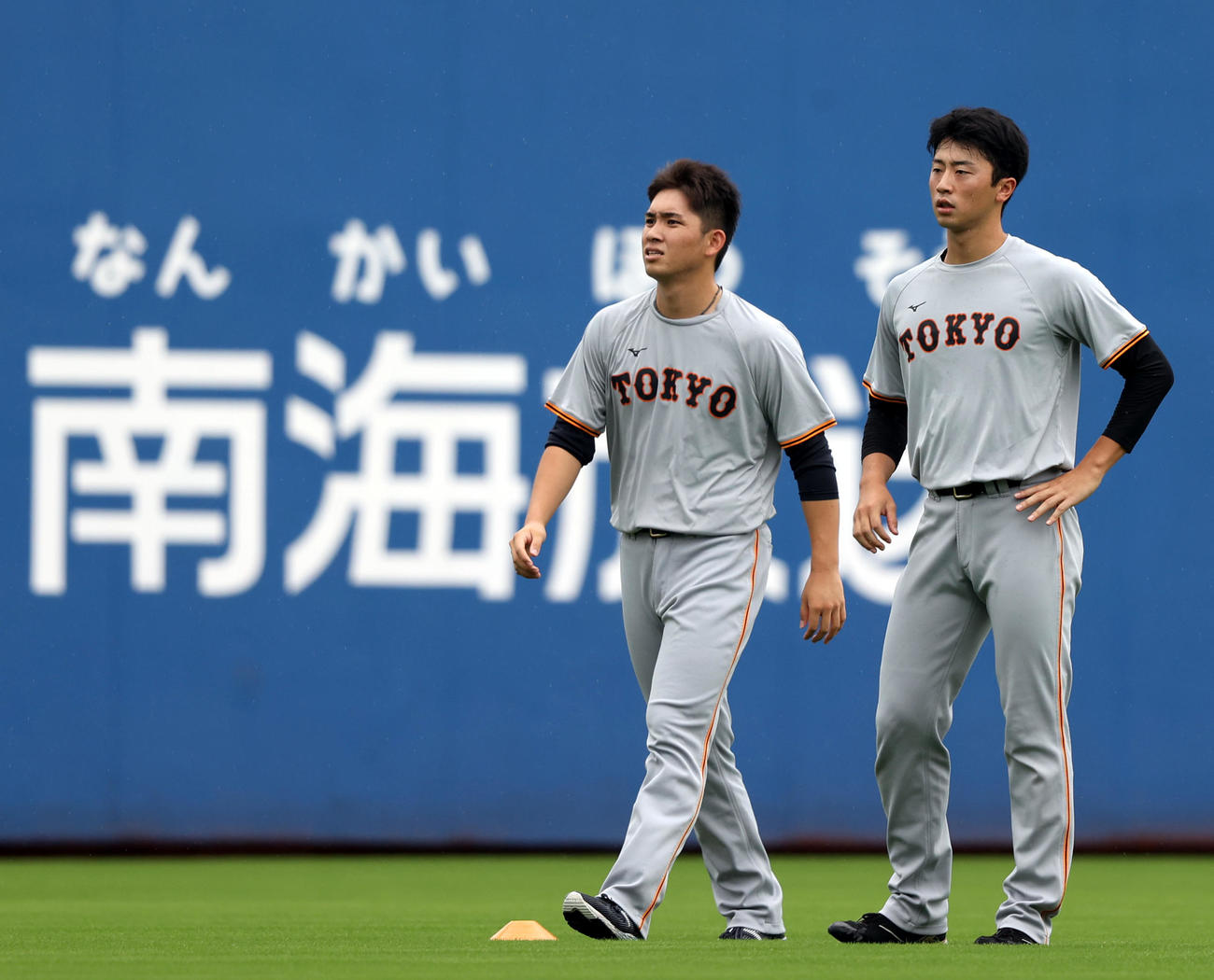 ヤクルト対巨人　試合前、ウオーミングアップをする高橋（左）と直江（撮影・狩俣裕三）