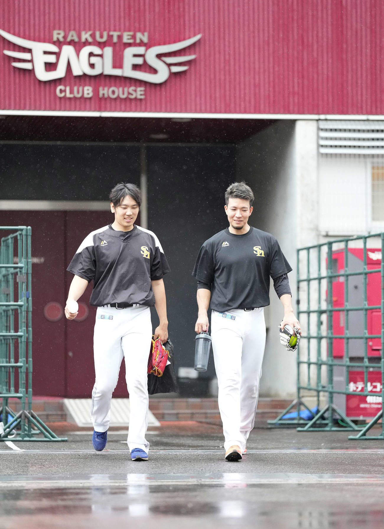 練習を終え笑顔で引き揚げるソフトバンク千賀（右）と石川（撮影・鈴木みどり）