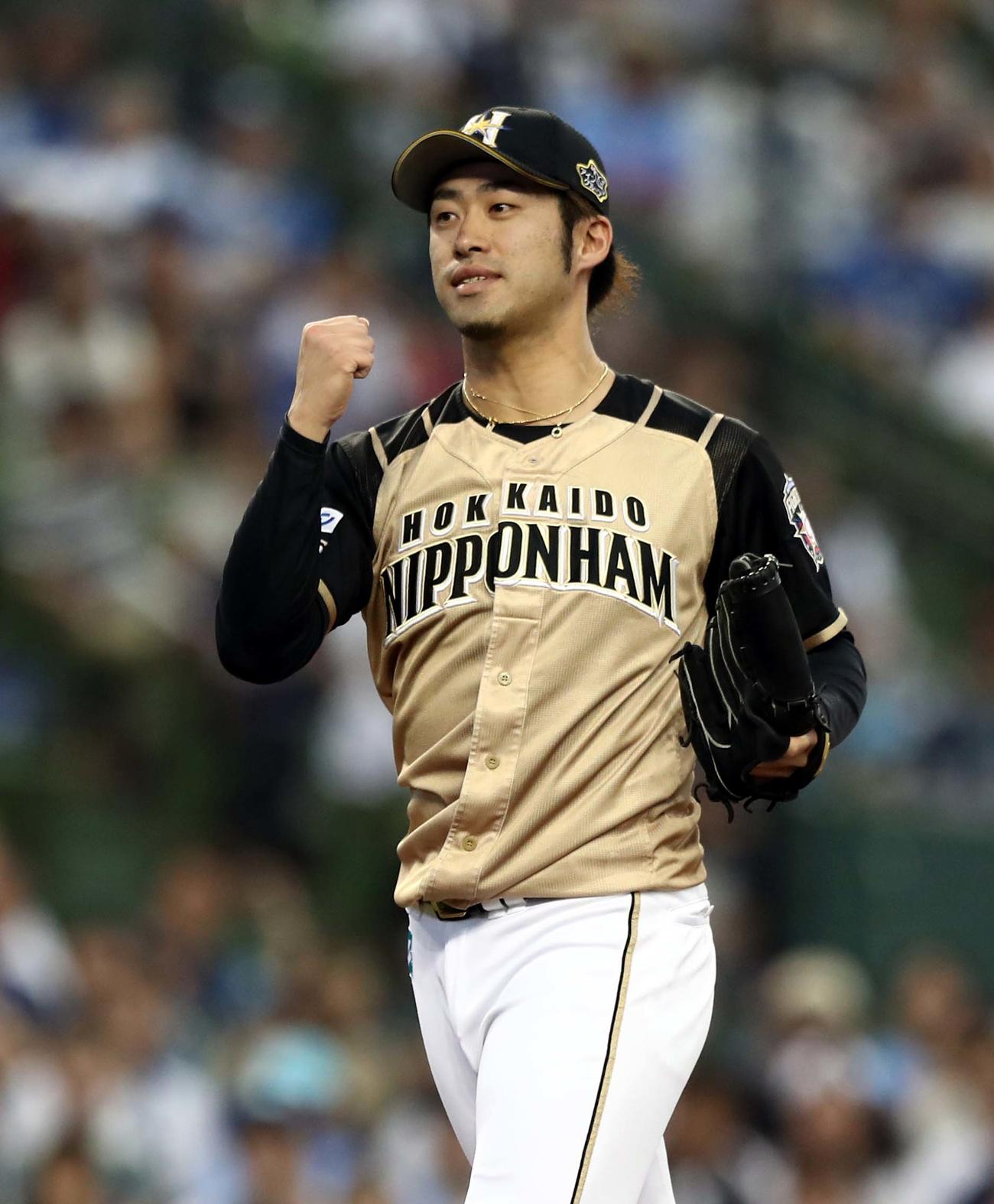 2019年5月、試合後にガッツポーズする秋吉亮