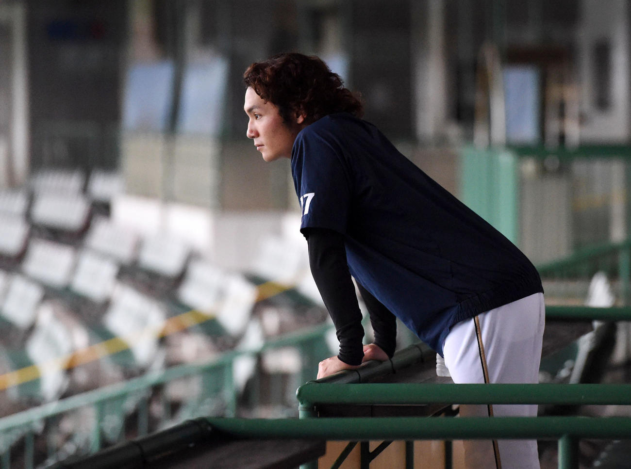 オリックス対日本ハム　雨でオリックス戦が中止になりグラウンドを見つめる伊藤（撮影・前岡正明）