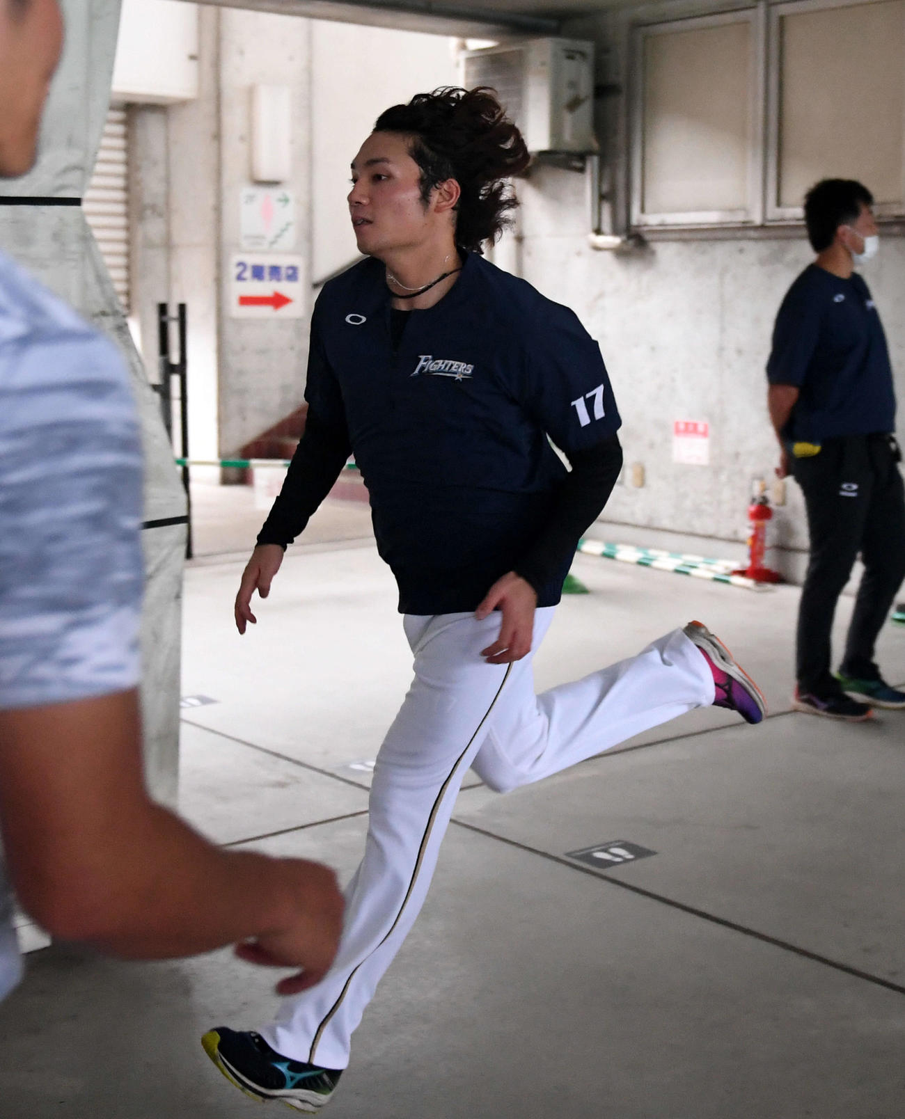 オリックス戦が中止となり、ほっともっと神戸のスタンドを走る日本ハム伊藤（撮影・前岡正明）