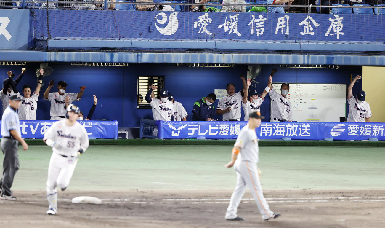ヤクルト対巨人　4回裏ヤクルト無死、村上宗隆（左）がソロ本塁打を放ち、盛り上がるヤクルトベンチ。右はガッツポーズの高津監督（撮影・狩俣裕三）