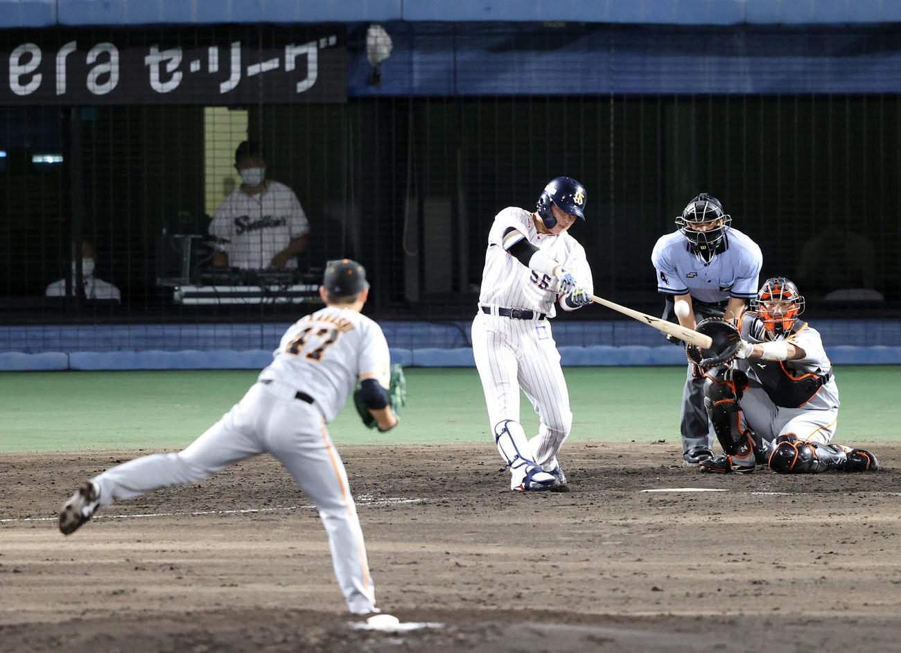 ヤクルト対巨人　4回裏ヤクルト無死、中越えソロ本塁打を放つ村上。投手高橋（撮影・狩俣裕三）