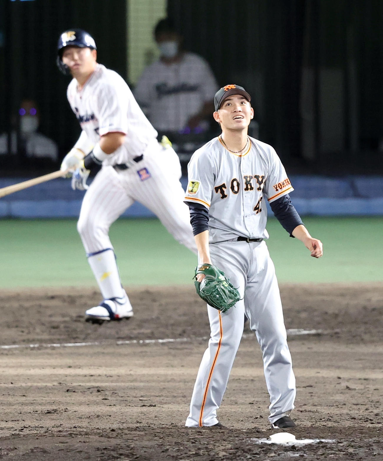 ヤクルト対巨人　4回裏ヤクルト無死、村上にソロ本塁打を浴びる高橋（撮影・狩俣裕三）