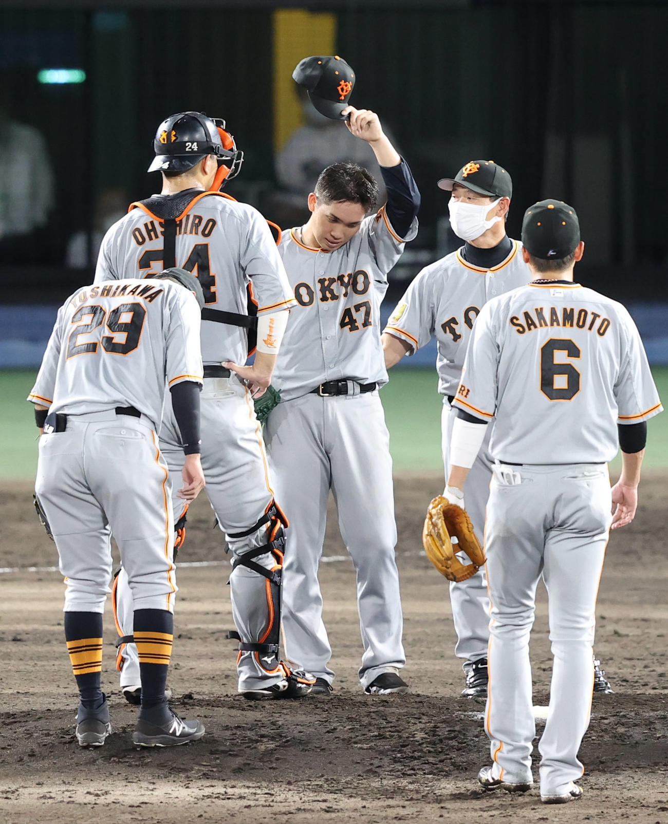 ヤクルト対巨人　4回裏ヤクルト無死、村上にソロ本塁打を打たれた後、降板する高橋（中央）（撮影・狩俣裕三）