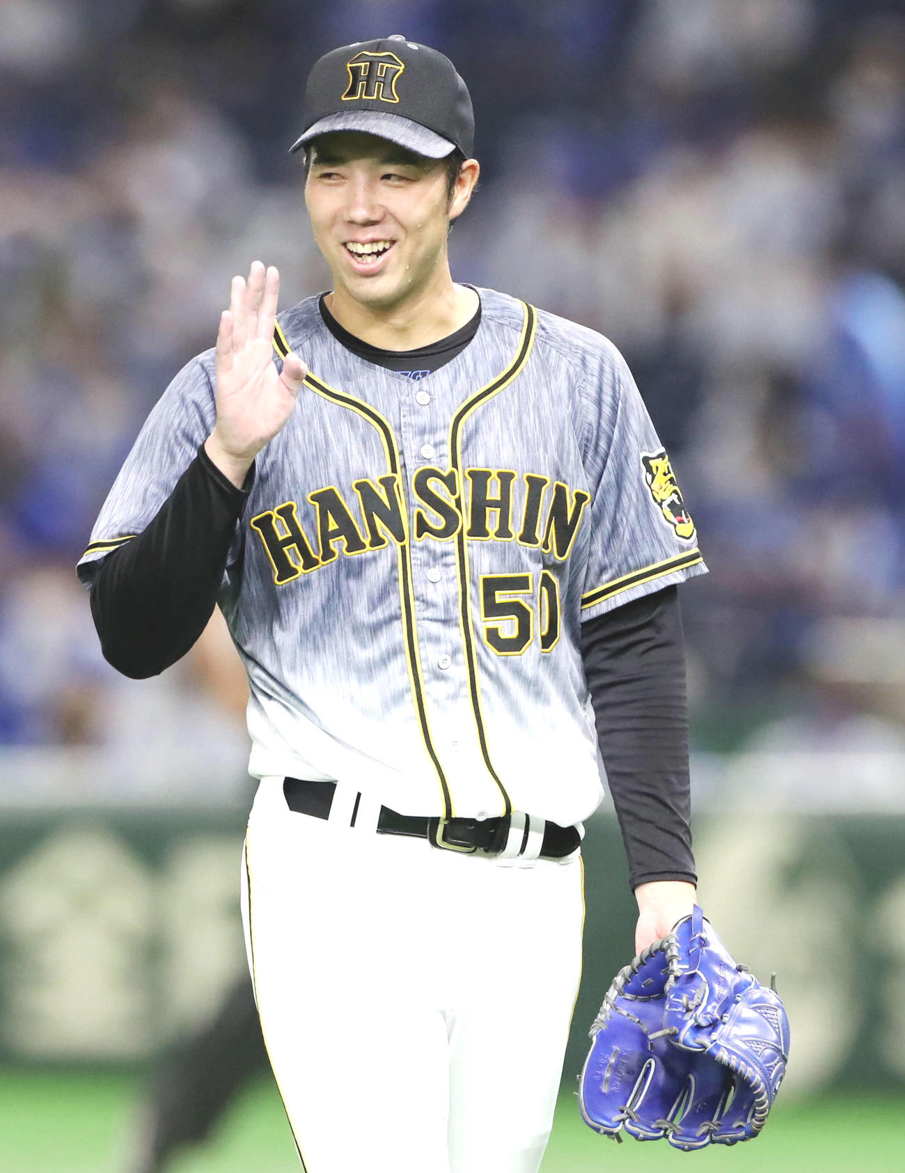 DeNA対阪神　5回裏DeNA2死二、三塁、青柳は宮崎を遊ゴロに仕留め、中野へ謝意を表す（撮影・加藤哉）