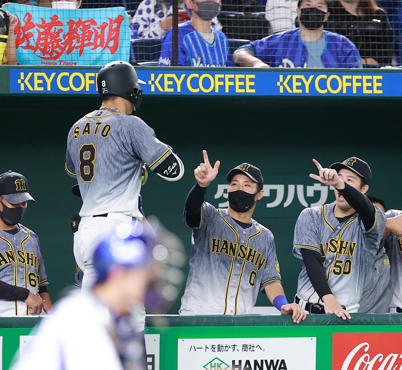 DeNA対阪神　6回表阪神無死、佐藤輝（手前）がソロ本塁打を放ち、Zポーズで迎える青柳晃洋（右）ら（撮影・浅見桂子