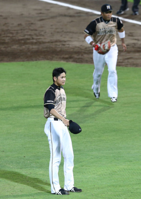 大谷（左）のもとに駆けつける稲葉