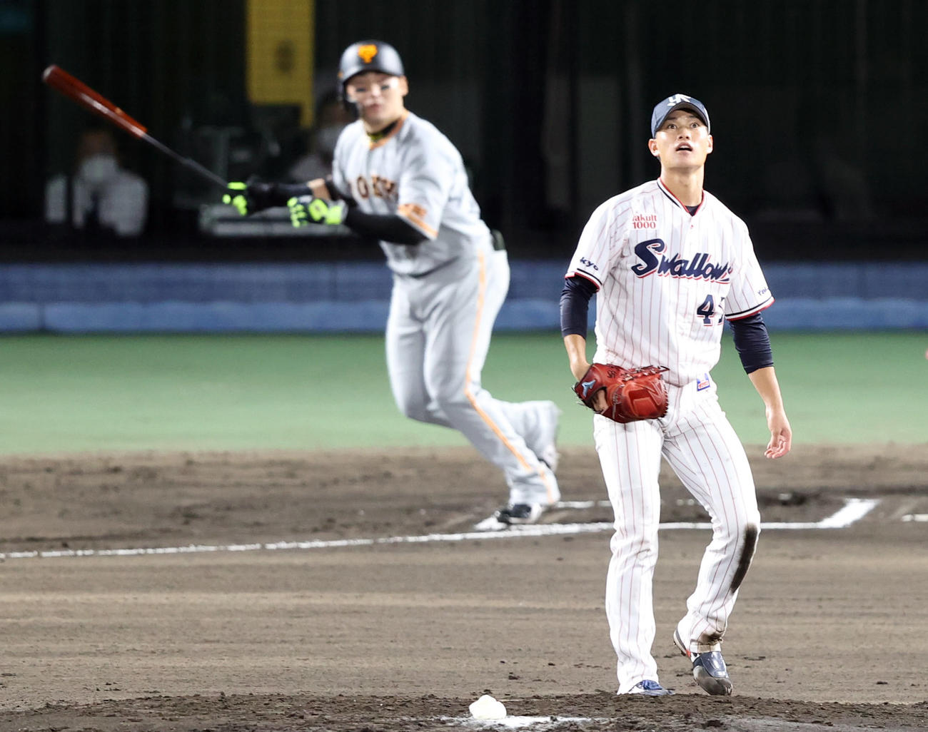 ヤクルト対巨人　6回表巨人無死三塁、丸に2点本塁打を打たれる高橋（撮影・狩俣裕三）