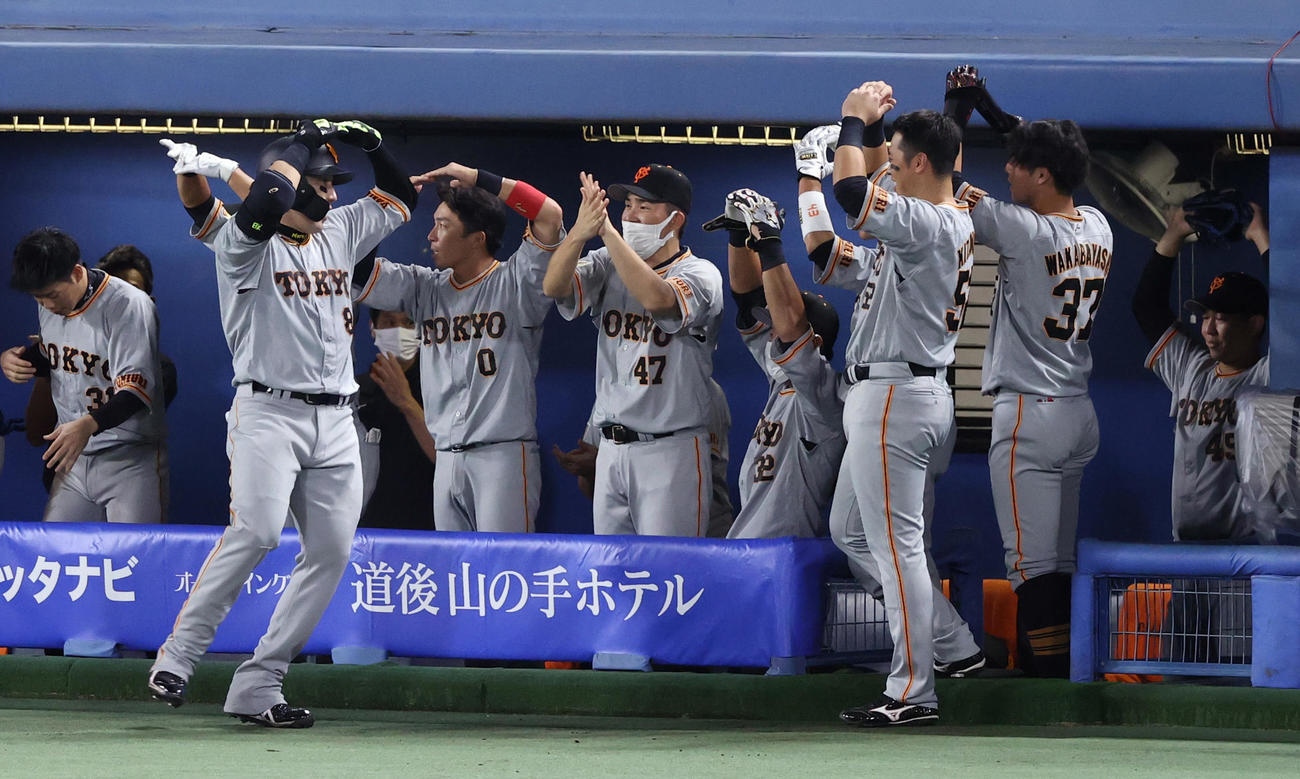 ヤクルト対巨人　6回表巨人無死三塁、2点本塁打を放った丸（左）を丸ポーズで迎える巨人ベンチ（撮影・狩俣裕三）
